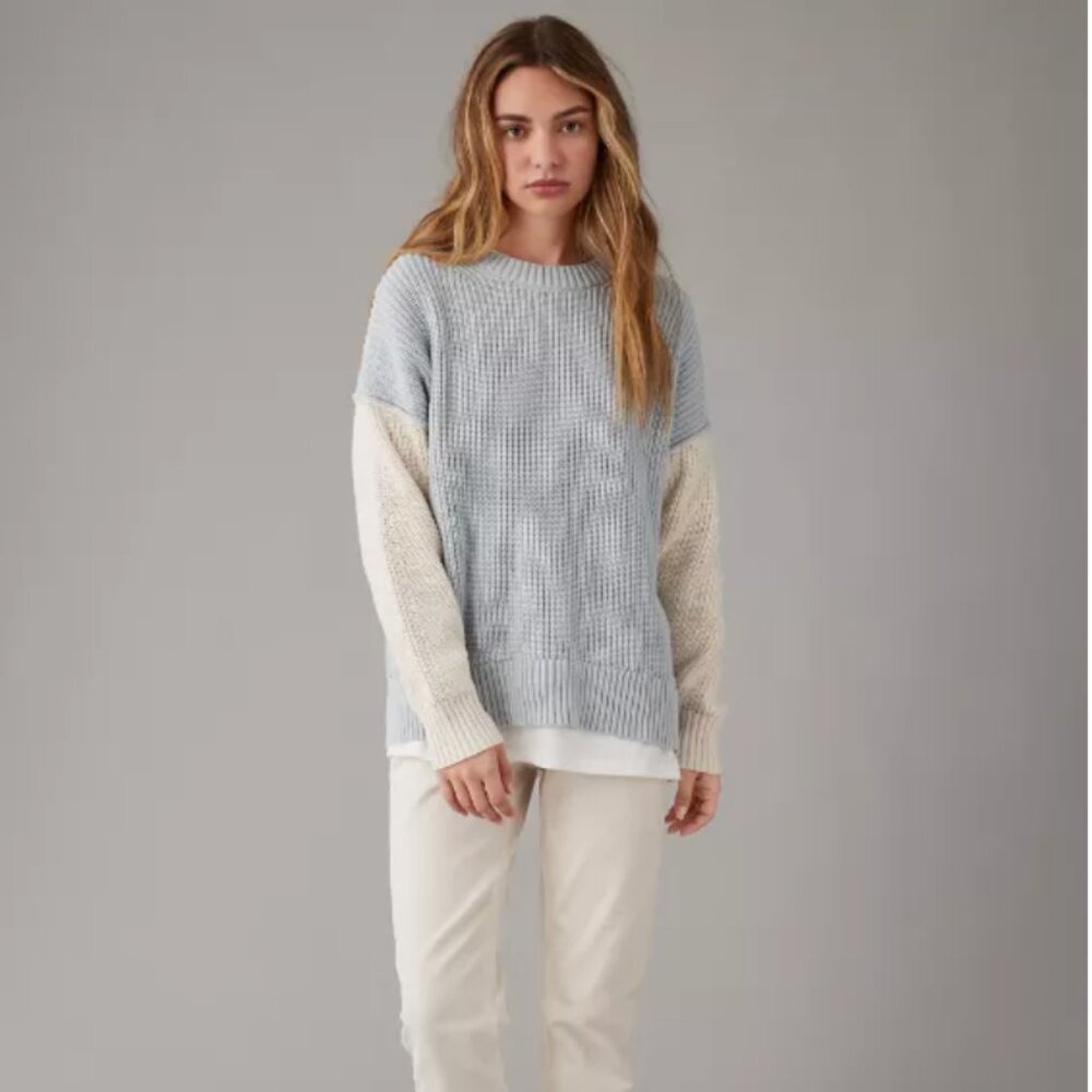 American Eagle Outfitters Long Weekend Light Blue and Cream Sweater